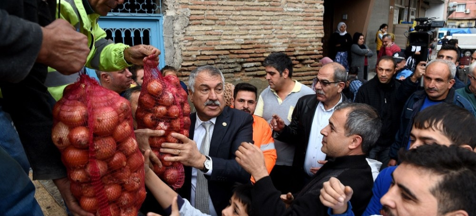 Adana’da dar gelirli ailelere 10 ton soğan dağıtıldı