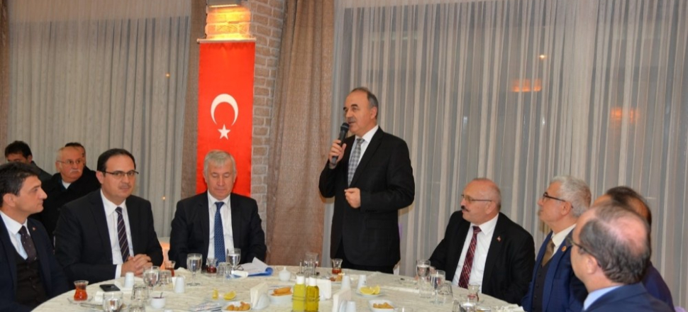 Yalova'da Vali Erol muhtarlarla yemekte bir araya geldi