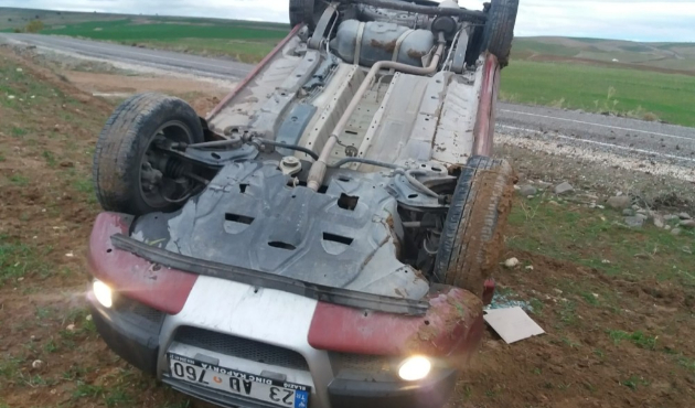 Tunceli'de araç ters döndü, yara almadan kurtuldu