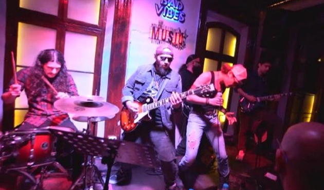 İzmir'de rock müzik tutkunlarından AIDS farkındalığı