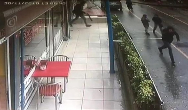 İstanbul'da kuyumcuda kanlı soygun girişimi güvenlik kamerasında
