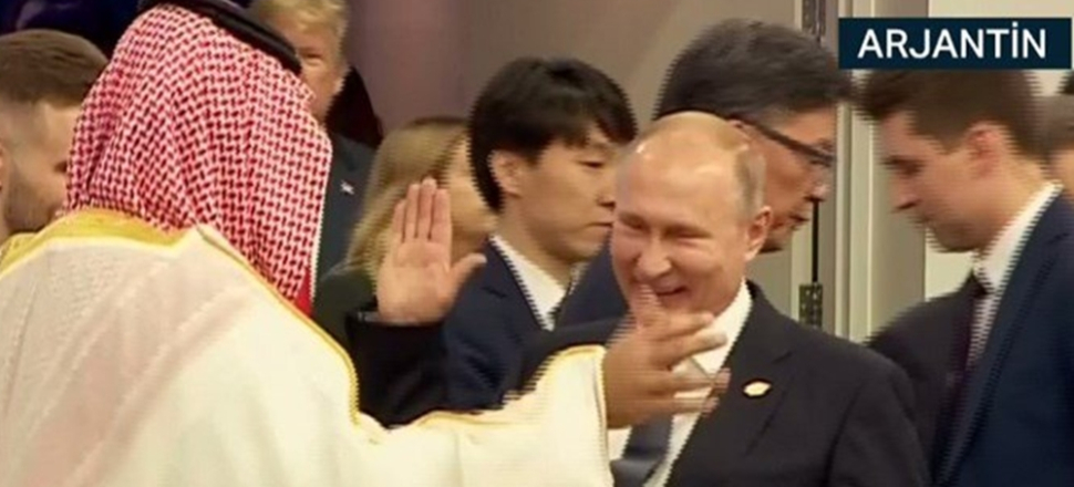 Putin ve Prens Selman'dan ilginç selamlaşma...