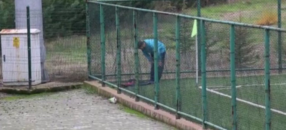 Maç öncesi sahada namazını kıldı!