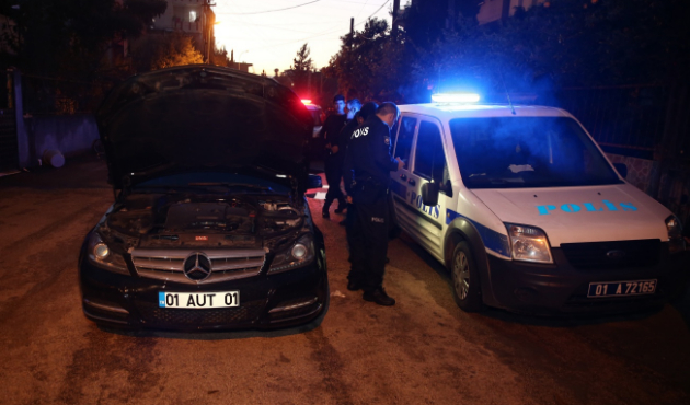 Oğlu gözaltına alınan baba polisleri ezecekti!
