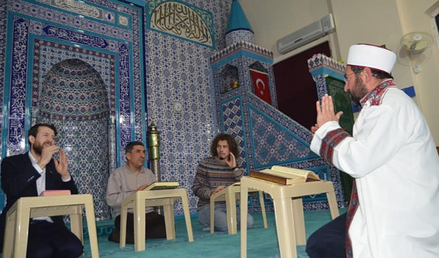 İşaret diliyle Kur'an okumayı öğreniyorlar...