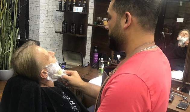 Daum Almanya'da Türk berbere traş oldu...