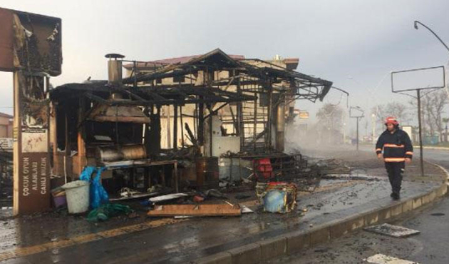 Sakarya'da korkunç yangın 30 dükkanı küle çevirdi!