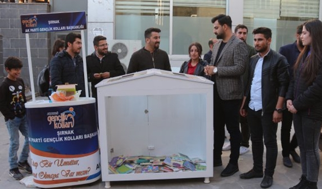 Şırnak'ta kitap kumbara standı!