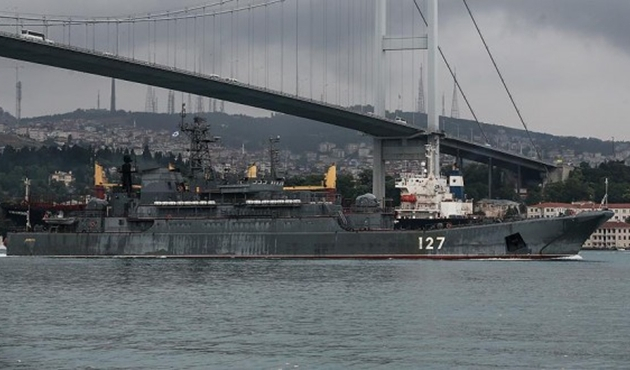 Rus savaş gemisi İstanbul Boğazı'ndan geçti