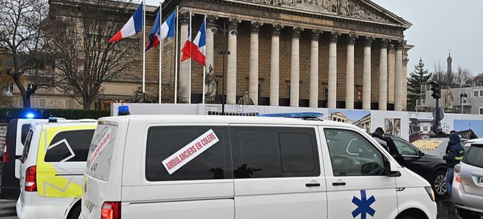 Sağlıkçılar Paris'te meclis önünde ambulans yaktı!