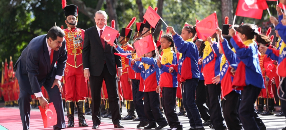 Maduro, yere düşen bayrağımızı böyle kaldırdı...