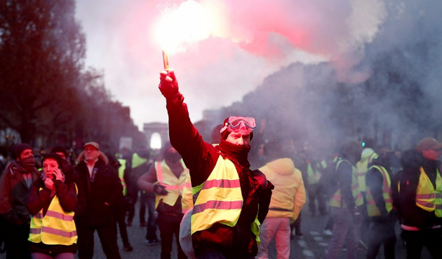 Sarı yelekliler Macron'a geri adım attırdı!