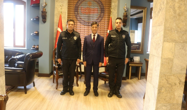 İntihar eden genç kızı mont açarak kurtardılar...