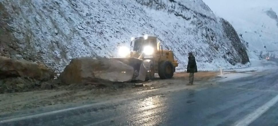 Hakkari-Van karayoluna düşen kayalar temizlendi