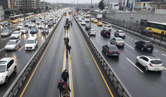 Metrobüs arızası nedeniyle uzun kuyruklar oluştu!