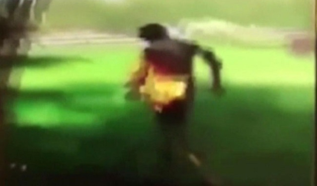 Parklarda tanımadığı insanları yakıp kaçıyor!