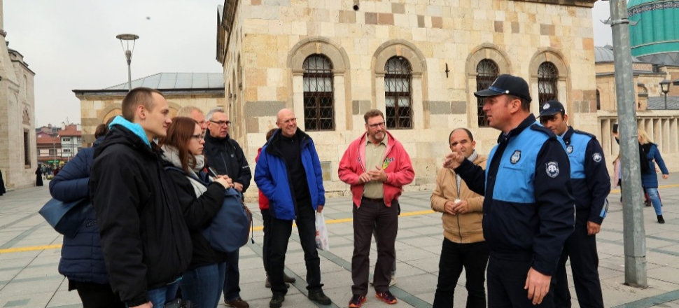 Büyükşehir Turizm Zabıtası ziyaretçilere rehberlik ediyor