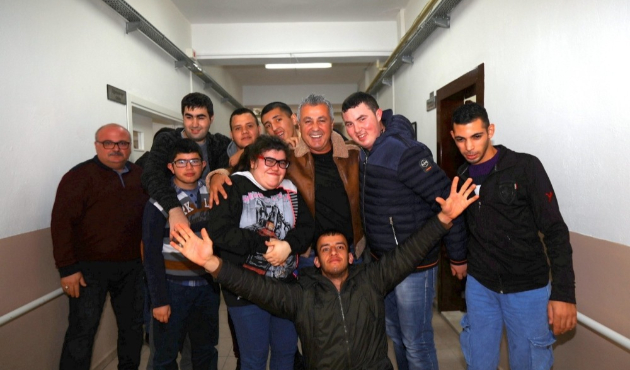 Sözen’den özel çocuklara sürpriz