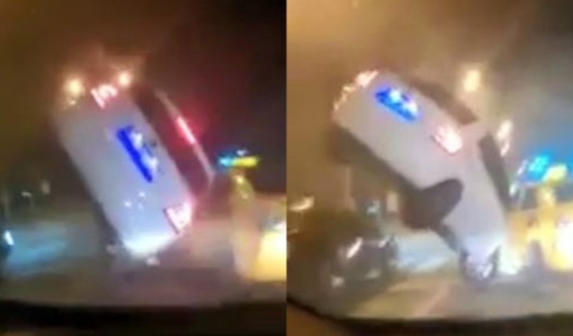Trafik ışıklarındaki araçların arasına daldı...