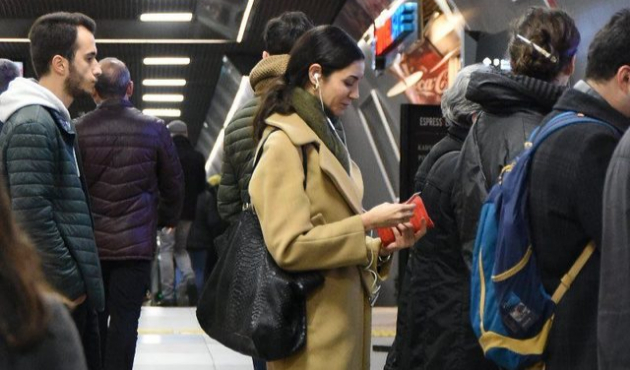 Trafikten bunalan Ahu Yağtu soluğu metroda aldı!