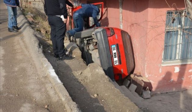 Otomobil evin bahçesine girdi, sürücü bulunamadı