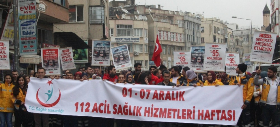 Sağlık çalışanlarından "Yaşama yol ver" yürüyüşü