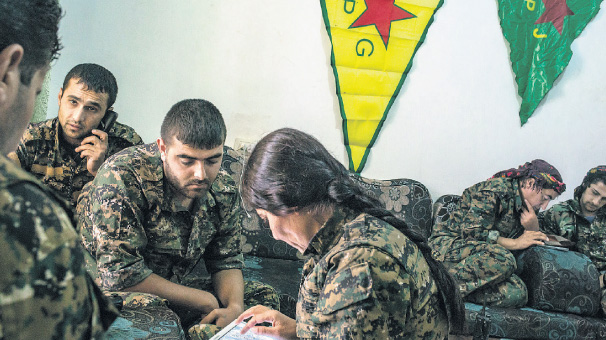 PKK'nın Suriye kolu YPG Menbiç'e silah takviyesi yapıyor