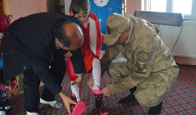 Mehmetçik'ten köy çocuklarını ısıtan kampanya