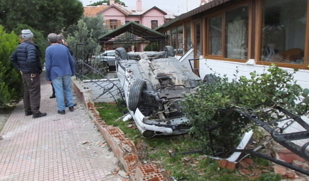 Takla atan otomobil evin bahçesine girdi