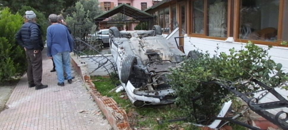 Takla atan otomobil evin bahçesine girdi