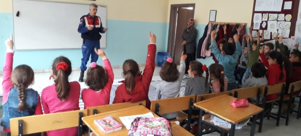 Jandarma ekipleri geleceğin bilinçli sürücü adaylarını yetiştiriyor