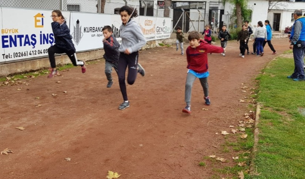 Burhaniyeli öğrenciler atletizmde iddialı oldu