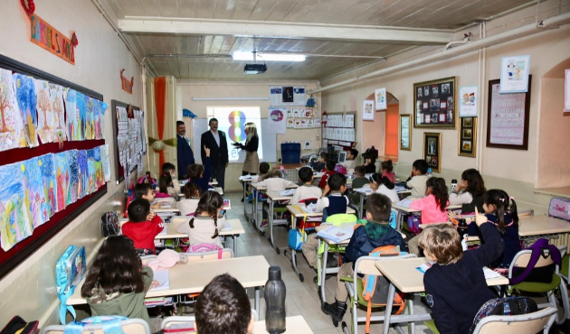 Akın, öğretmenler ve öğrencilerin taleplerini dinledi