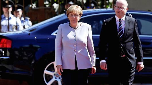Merkel’in konvoyuna silahlı saldırı son anda engellendi