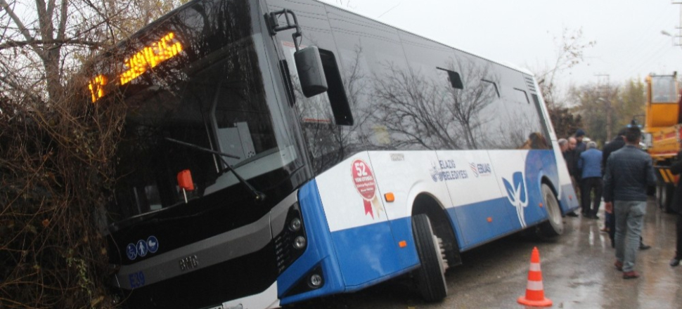 Elazığ’da otobüs kanala girdi:  1 yaralı