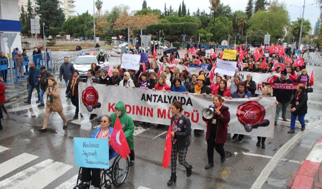 Antalyalı kadınlardan yürüyüş
