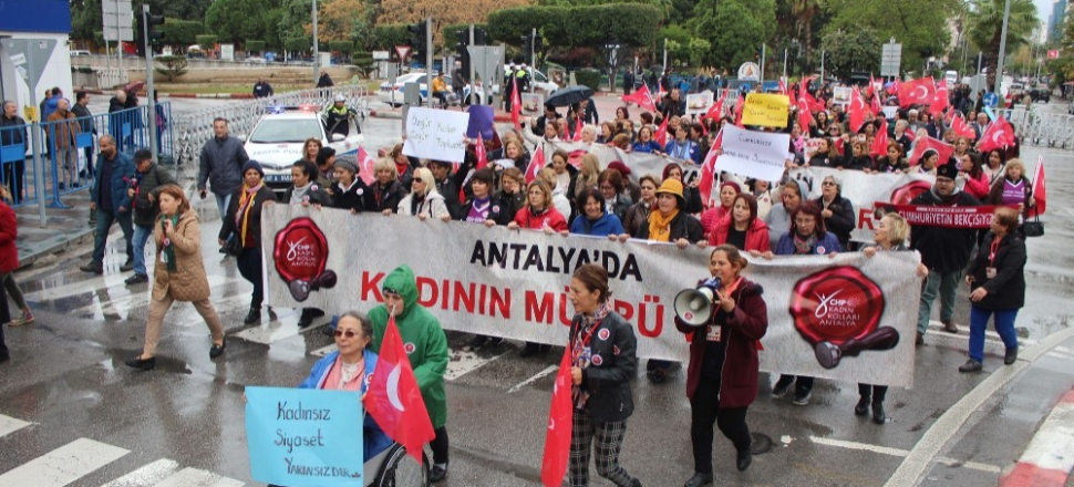 Antalyalı kadınlardan yürüyüş
