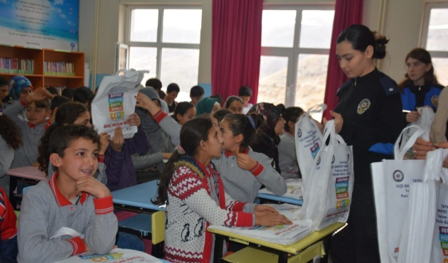 Tatvan polisinden öğrencilere kitap desteği