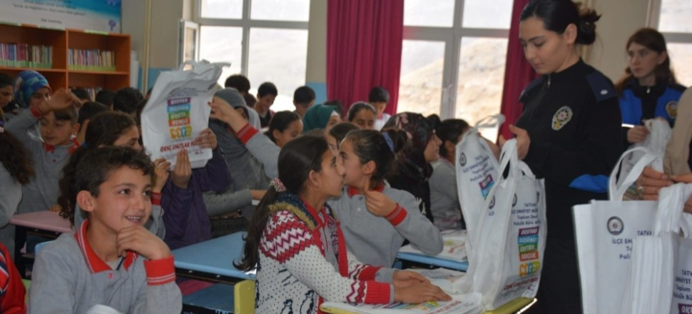 Tatvan polisinden öğrencilere kitap desteği