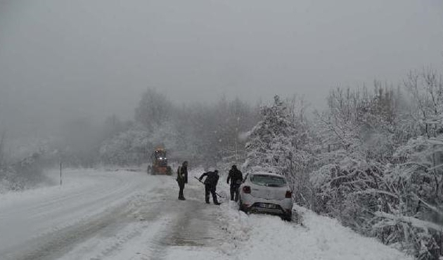 Domaniç'te kar, ulaşımı olumsuz etkiledi