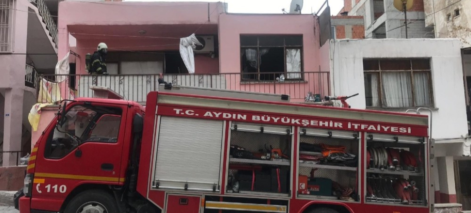 Kuşadası’nda bir ev tamamen yandı; 1 yaralı