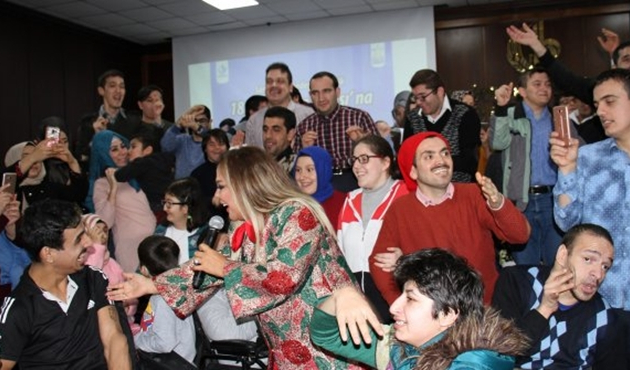 Safiye Soyman engelli vatandaşlarla düet yaptı