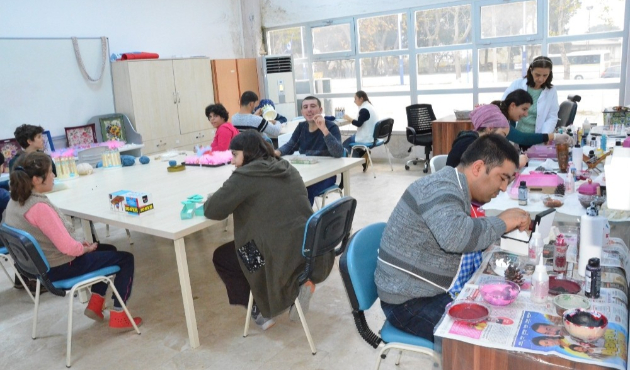 Engelleri sanat ve sporla aştılar