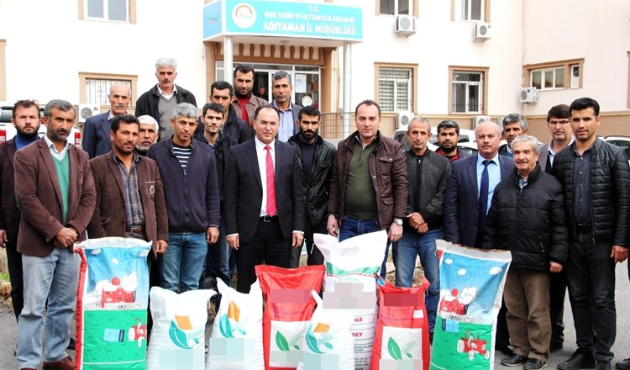 Genç çiftçilere bitki tohumu dağıtıldı