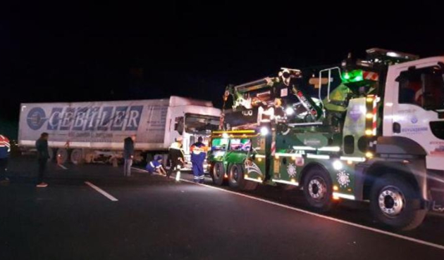 TIR devrildi, D-100 trafiğe kapatıldı!