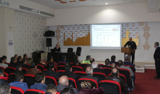 Belediye personeline "Trafik Kuralları" semineri