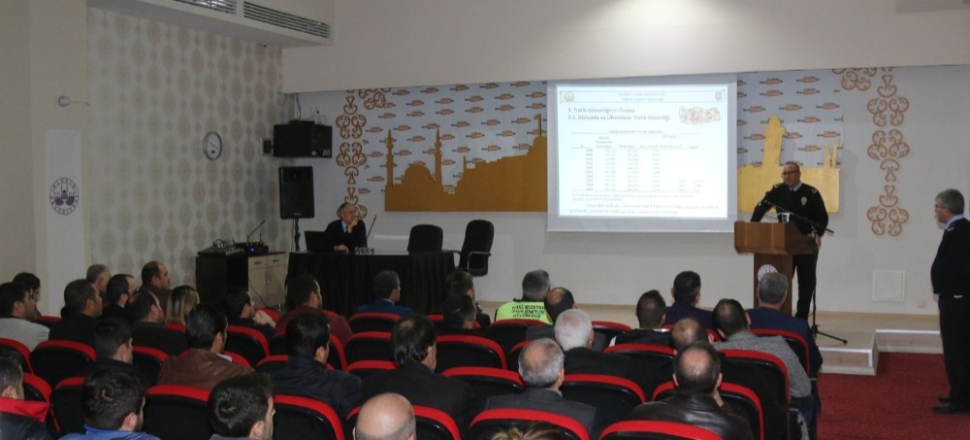 Belediye personeline "Trafik Kuralları" semineri