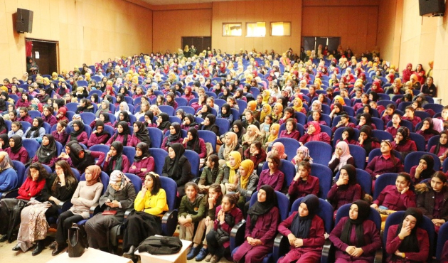 Emine Şenlikoğlu konferansı ilgi gördü