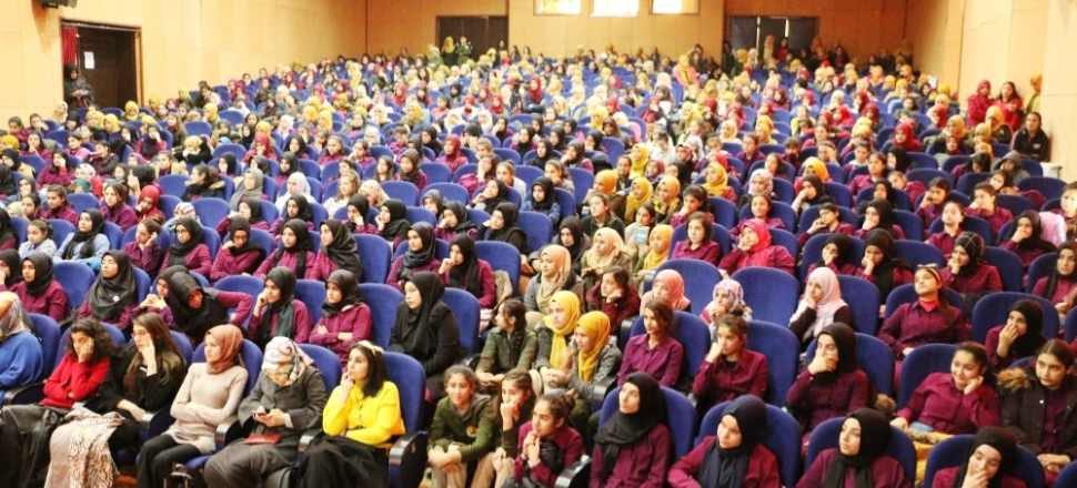 Emine Şenlikoğlu konferansı ilgi gördü