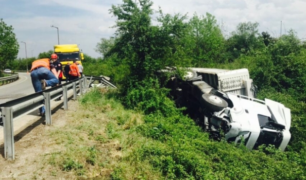 Yoldan çıkan tır şarampole yuvarlandı: 1 yaralı